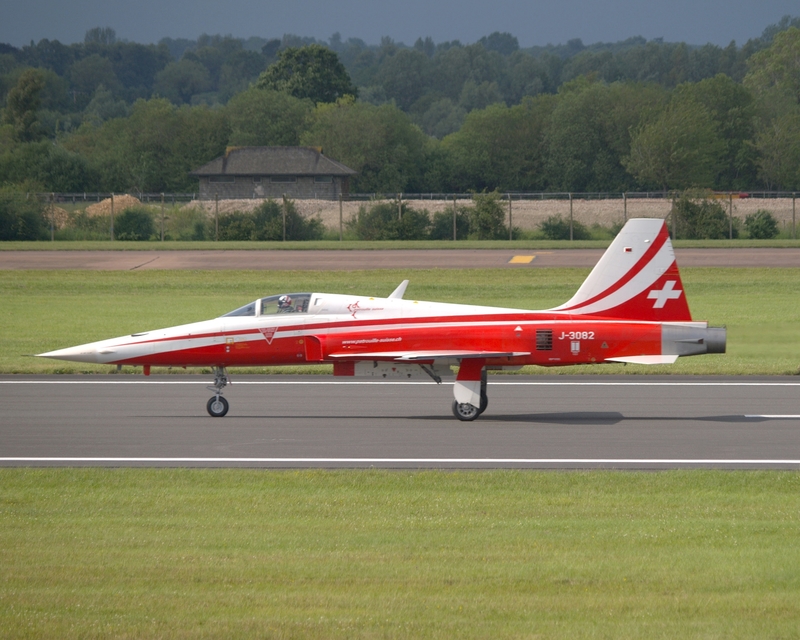 NORTHROP F-5 TIGER J-3082 PATROUILLE SUISSE P7083167(1).jpg