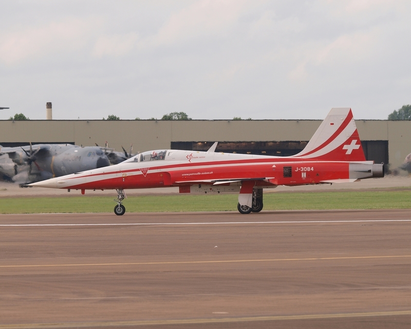 NORTHROP F-5 TIGER J-3084 PATROUILLE SUISSE P1014668(1).jpg :: OLYMPUS DIGITAL CAMERA