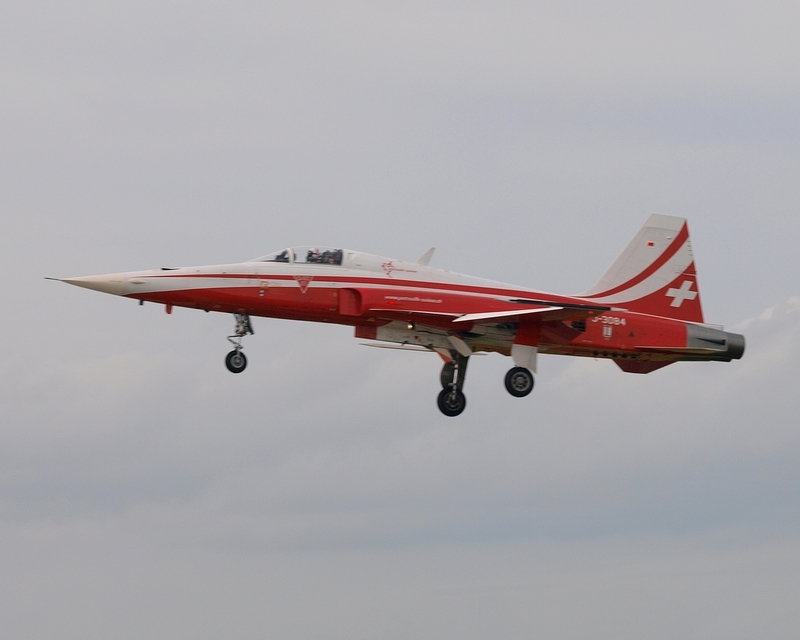 NORTHROP F-5 TIGER J-3084 PATROUILLE SUISSE P1014695(1).jpg :: OLYMPUS DIGITAL CAMERA