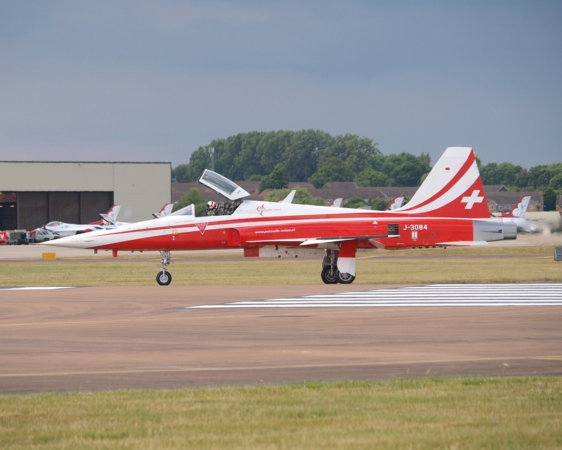 NORTHROP F-5 TIGER J-3084 PATROUILLE SUISSE P1017534(1).jpg :: OLYMPUS DIGITAL CAMERA