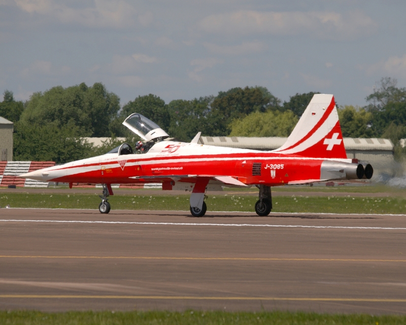NORTHROP F-5 TIGER J-3085 PATROUILLE SUISSE P1012563(1).jpg
