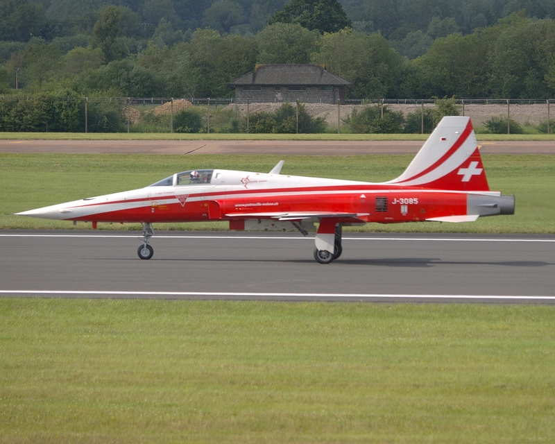 NORTHROP F-5 TIGER J-3085 PATROUILLE SUISSE P7083166(1).jpg