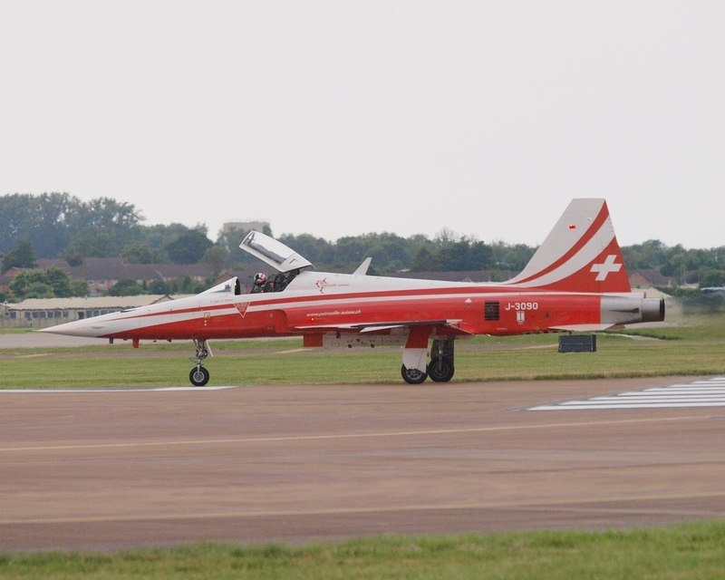 NORTHROP F-5 TIGER J-3090 PATROUILLE SUISSE P1012091(1).jpg :: OLYMPUS DIGITAL CAMERA
