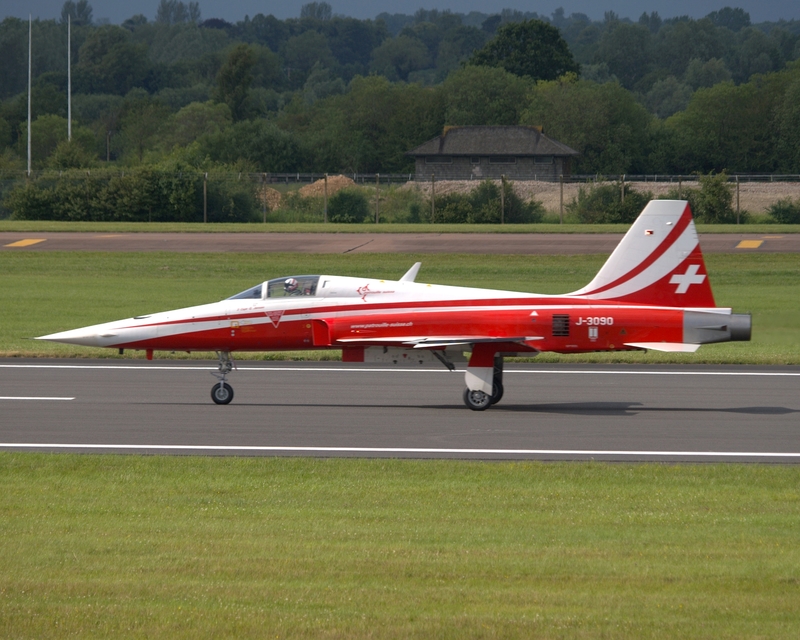 NORTHROP F-5 TIGER J-3090 PATROUILLE SUISSE P7083163(1).jpg