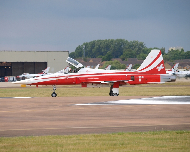 NORTHROP F-5 TIGER J-3091 PATROUILLE SUISSE P1017529(1).jpg :: OLYMPUS DIGITAL CAMERA