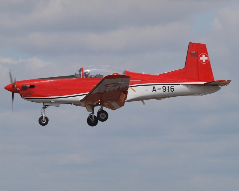 PILATUS PC-7 A-916 PC-7 DISPLAY TEAM P1014886(1).jpg :: OLYMPUS DIGITAL CAMERA