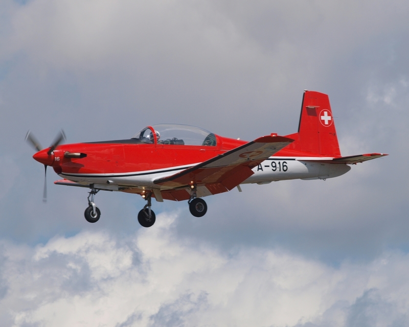 PILATUS PC-7 A-916 PC-7 DISPLAY TEAM P1016166(1).jpg :: OLYMPUS DIGITAL CAMERA
