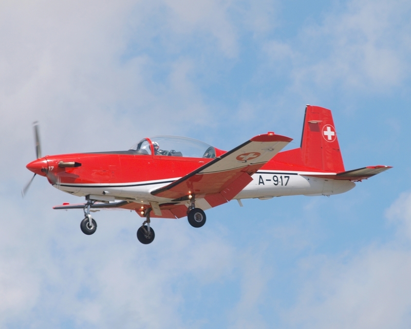 PILATUS PC-7 A-917 PC-7 DISPLAY TEAM P1016155(1).jpg :: OLYMPUS DIGITAL CAMERA