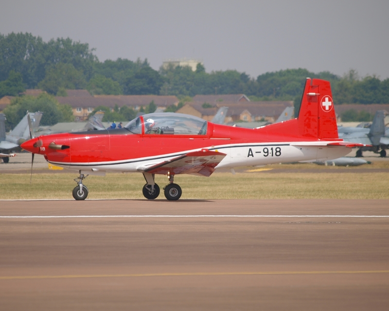 PILATUS PC-7 A-918 PC-7 SWISS DISPLAY TEAM E3133415(1).jpg :: OLYMPUS DIGITAL CAMERA