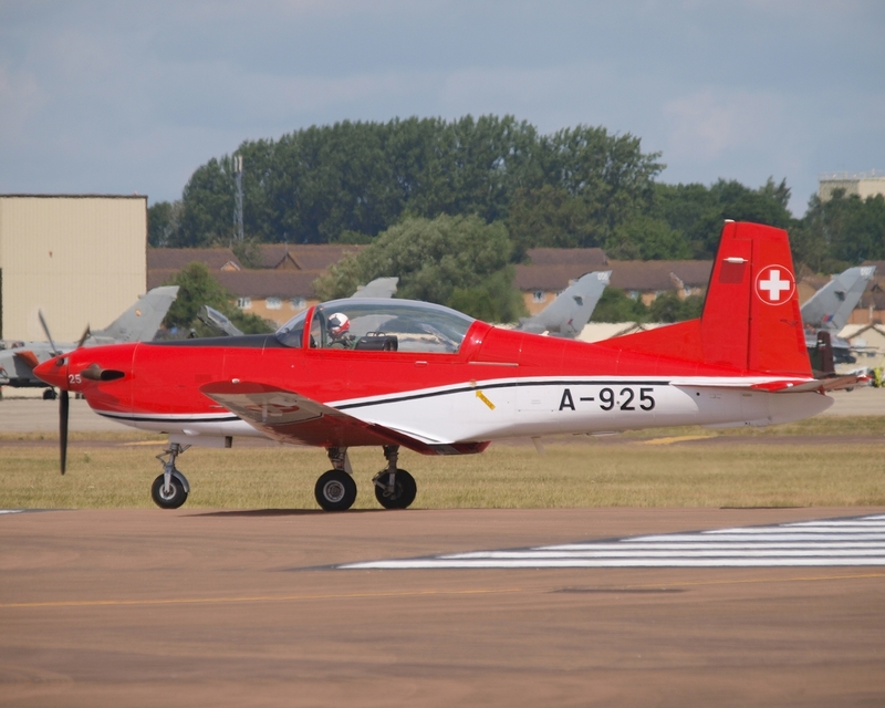 PILATUS PC-7 A-925 PC-7 DISPLAY TEAM P1014627(1).jpg :: OLYMPUS DIGITAL CAMERA