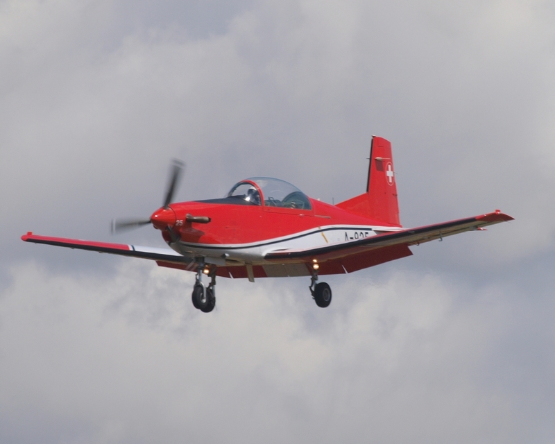 PILATUS PC-7 A-925 PC-7 DISPLAY TEAM P1016168(1).jpg :: OLYMPUS DIGITAL CAMERA