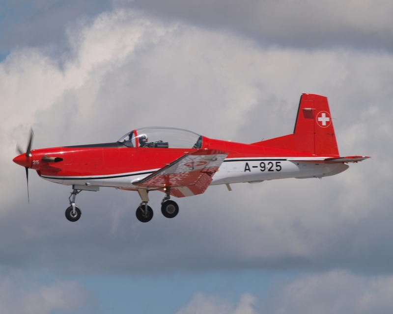 PILATUS PC-7 A-925 PC-7 DISPLAY TEAM P1016170(1).jpg :: OLYMPUS DIGITAL CAMERA