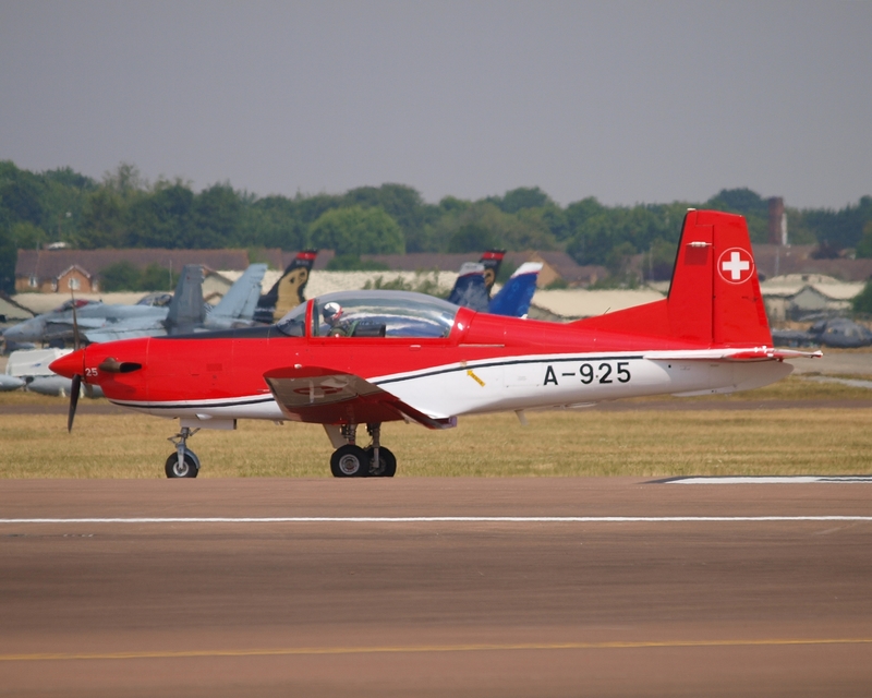 PILATUS PC-7 A-925 PC-7 SWISS DISPLAY TEAM E3133418(1).jpg :: OLYMPUS DIGITAL CAMERA