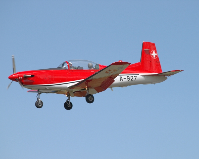 PILATUS PC-7 A-927 PC-7 DISPLAY TEAM P7156946(1).jpg