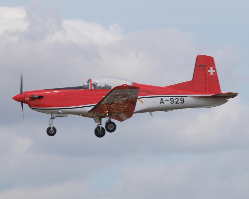 PILATUS PC-7 A-929 PC-7 DISPLAY TEAM P1014885(1).jpg :: OLYMPUS DIGITAL CAMERA