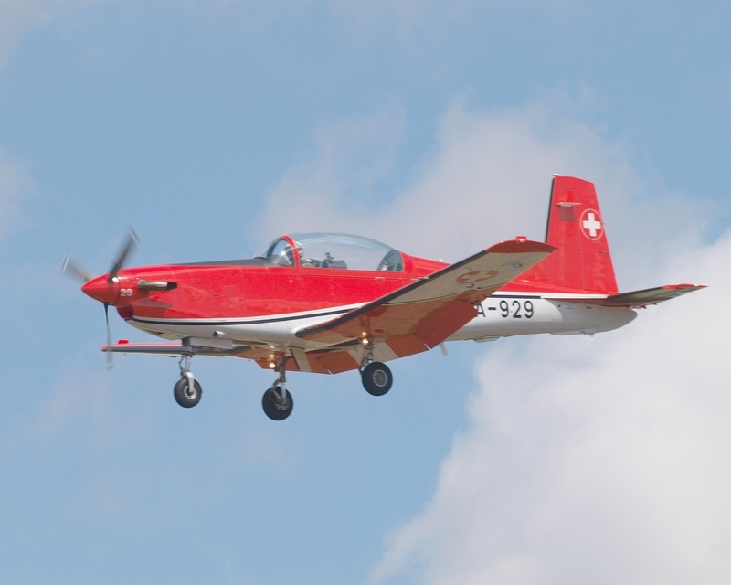 PILATUS PC-7 A-929 PC-7 DISPLAY TEAM P1016163(1).jpg :: OLYMPUS DIGITAL CAMERA