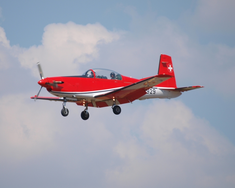 PILATUS PC-7 A-929 PC-7 SWISS DISPLAY TEAM E3122165(1).jpg :: OLYMPUS DIGITAL CAMERA