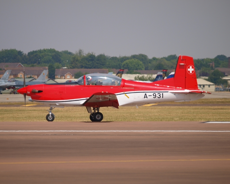 PILATUS PC-7 A-931 PC-7 SWISS DISPLAY TEAM E3133416(1).jpg :: OLYMPUS DIGITAL CAMERA