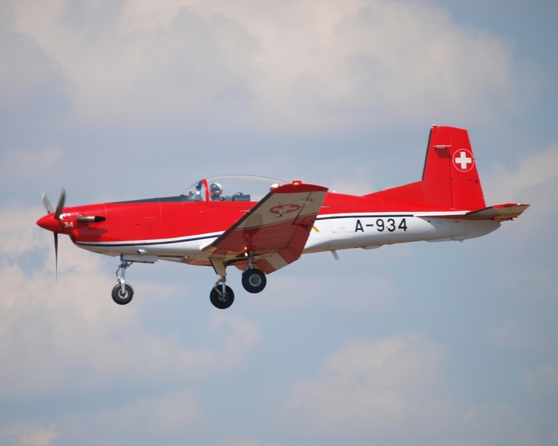 PILATUS PC-7 A-934 PC-7 SWISS DISPLAY TEAM E3122160(1).jpg :: OLYMPUS DIGITAL CAMERA