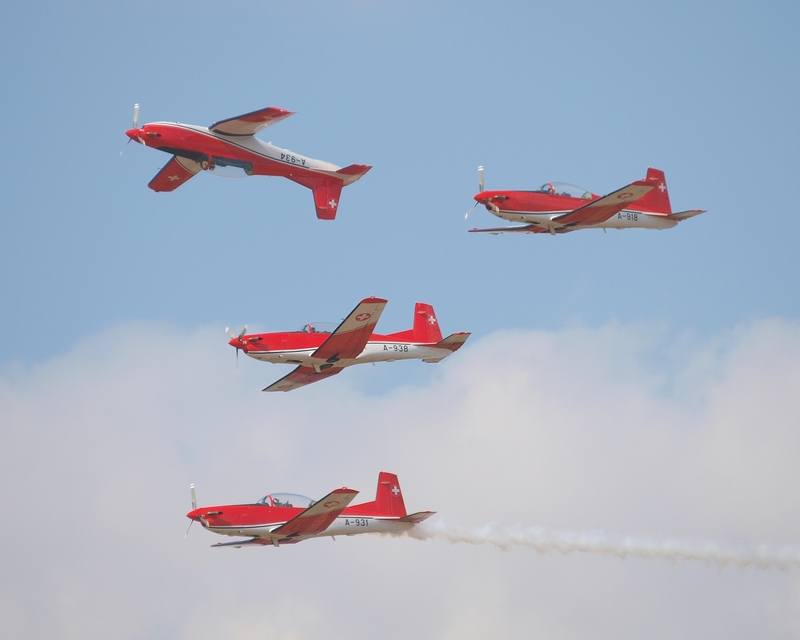PILATUS PC-7 PC-7 SWISS DISPLAY TEAM E3145583.jpg :: OLYMPUS DIGITAL CAMERA