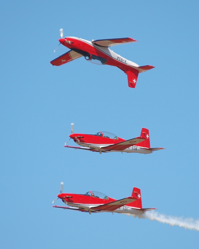PILATUS PC-7 PC-7 SWISS DISPLAY TEAM E3156931.jpg :: OLYMPUS DIGITAL CAMERA