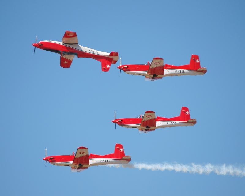PILATUS PC-7 PC-7 SWISS DISPLAY TEAM E3156934.jpg :: OLYMPUS DIGITAL CAMERA