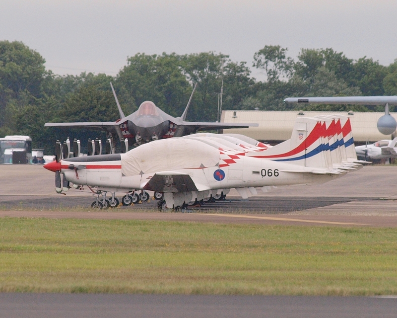 PILATUS PC-9M KRILA OLUJE P1012101.jpg :: OLYMPUS DIGITAL CAMERA