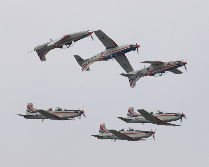 PILATUS PC-9M KRILA OLUJE P1013788.jpg :: OLYMPUS DIGITAL CAMERA