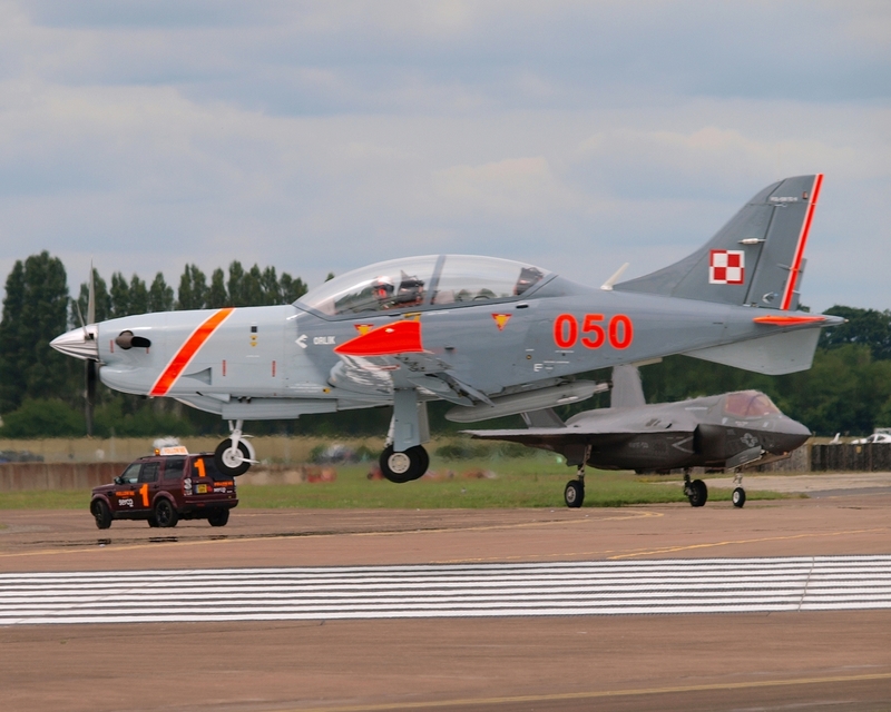 PZL-130 ORLIK 050 ORLIK AEROBATIC GROUP P1010783.jpg :: OLYMPUS DIGITAL CAMERA