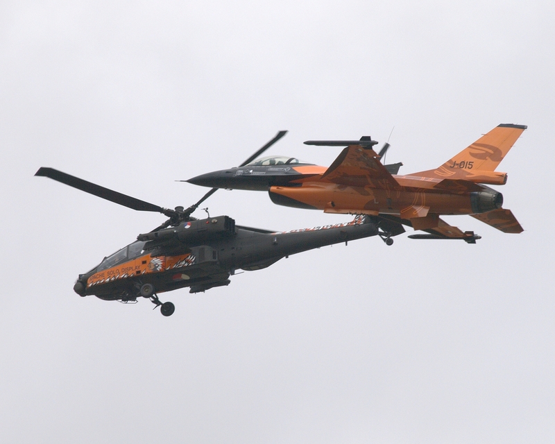 WESTLAND APACHE Q-19 F-16 J-015 DUTCH DISPLAY TEAM P7168974(1).jpg
