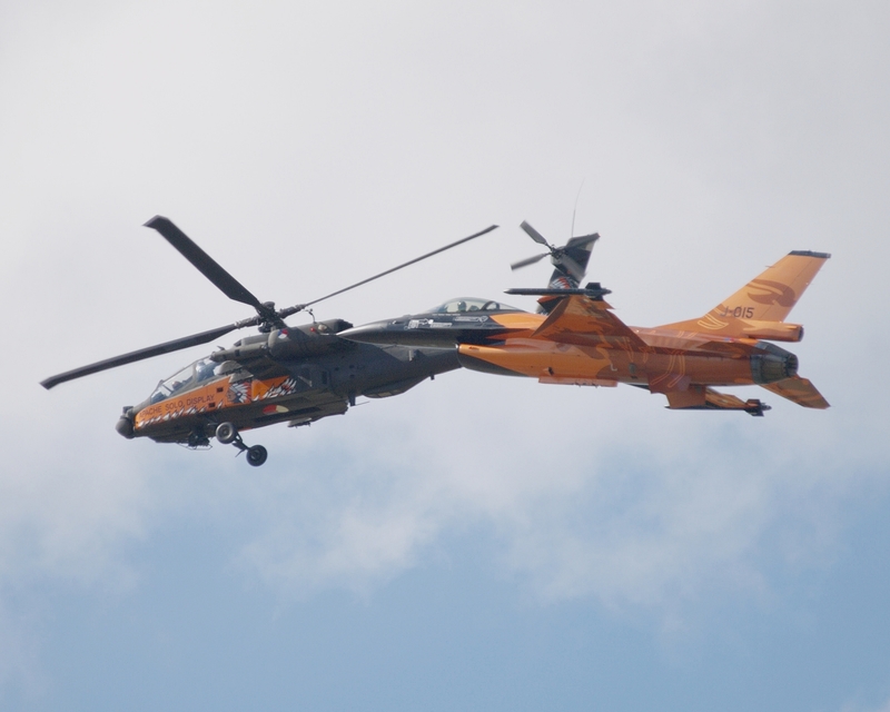 WESTLAND APACHE Q-19 F-16 J-015 DUTCH DISPLAY TEAM P7171065(1).jpg