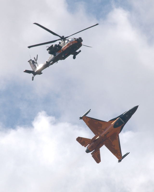 WESTLAND APACHE Q-19 F-16 J-015 DUTCH DISPLAY TEAM P7171075(1).jpg