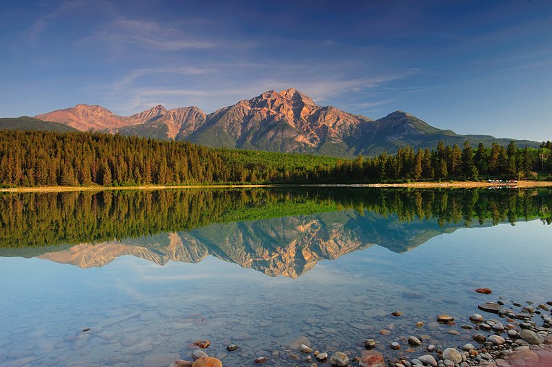 20090726Jasper482_ifp3.jpg :: Mt. Pyramid from Patricia Lake in Sunrise.
