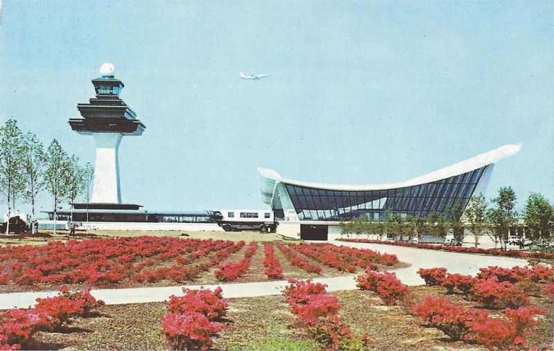 USA VA Washington Dulles ARPT 2.jpg :: USA, Virginia, Washington Dulles. Image courtesy of John Anderson.