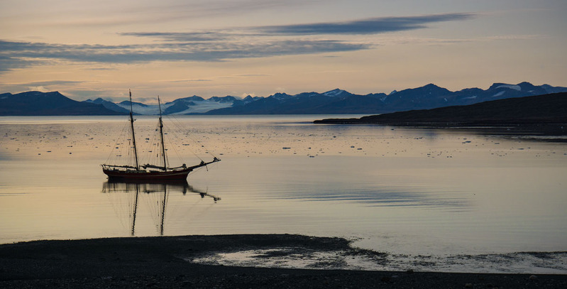 SJ2019_045w MSNoorderlicht.jpg :: MS Noorderlicht at Sunrise