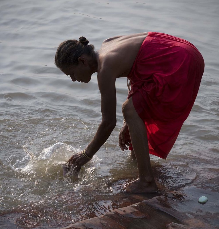 2019_090 IN Washing.jpg :: Washing in Hugli River