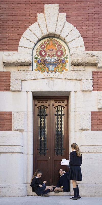 ES2018 010 Valencia.jpg :: Schoolgirls