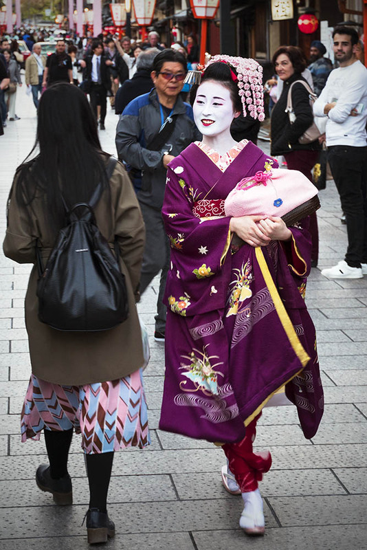 JP2016_034 MaikoKyoto.jpg :: Maiko going to Work