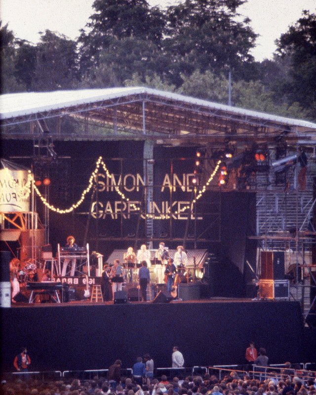 SGconcert01a.jpg :: Simon and Garfunkle in concert, Frankfurt DDR, circa 1983