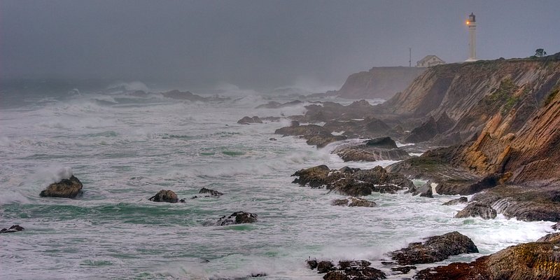 Storm on the Reef 03a.jpg :: An incoming storm on Point Arena, California, January 3, 2008.  Image taken in spotty rain and gale force winds ontop a weighted tripod. A very violent storm persued, causing severe wind damage over night to much of the region.