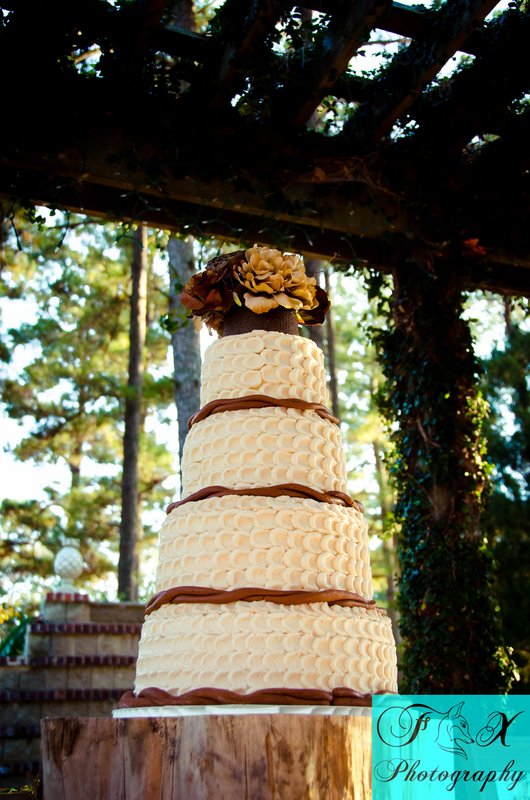 Rustic wedding cake.jpg :: By: Fox Photography