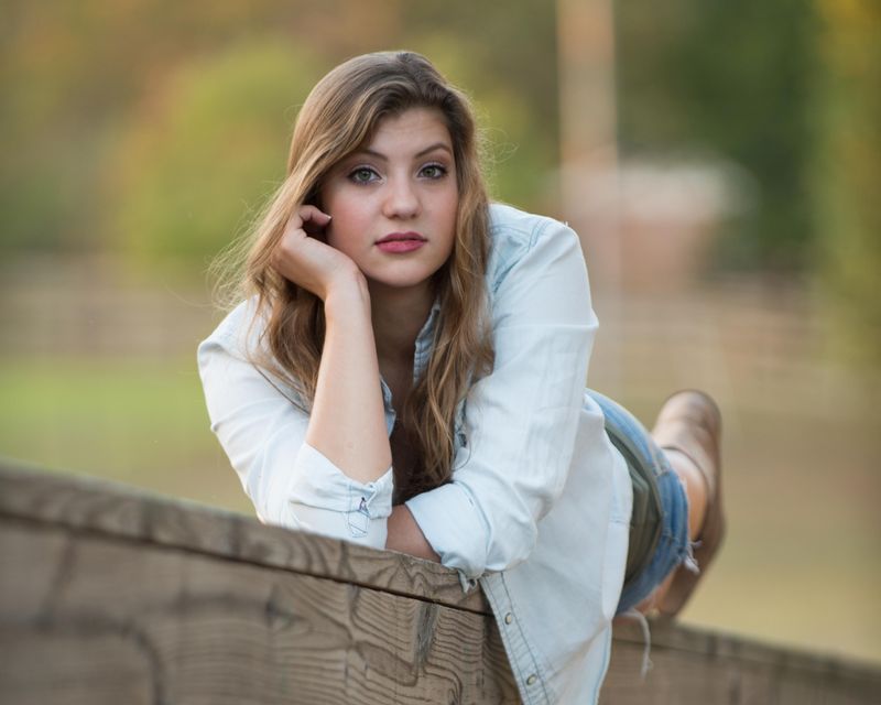 Senior on fence.jpg :: Senior on fence