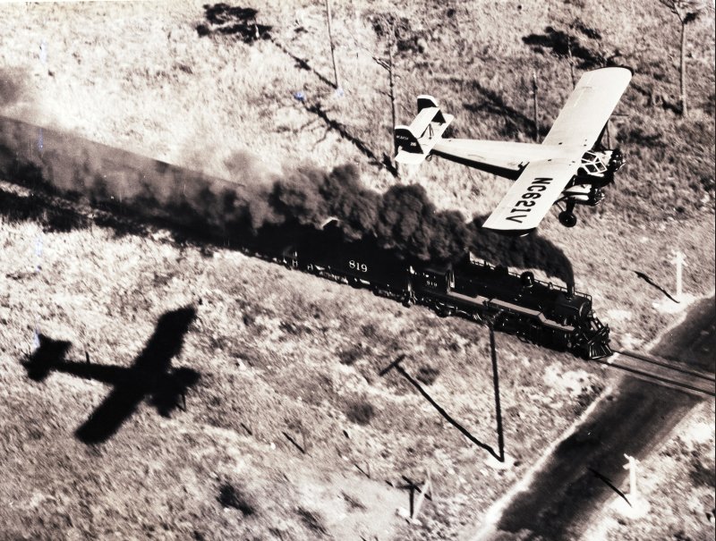 AVIATION 1-004 plane racing train c.jpg