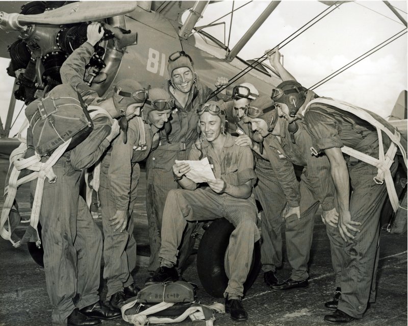 AVIATION 1-009   WWII pilots reading letters from home 1942..jpg