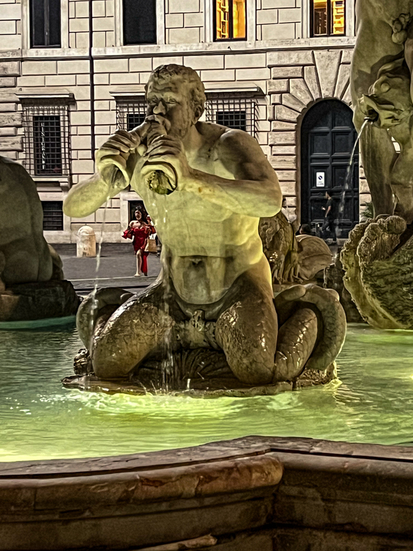 Piazza Navona Statue.jpg