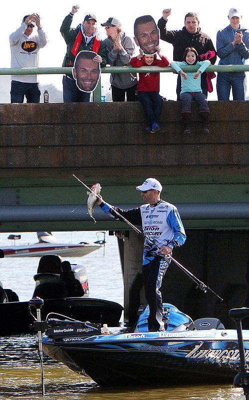 Bassmaster Classic ALHY101.jpg :: Fans standing on a highway bridge, cheer for Randy Howell, Springville, Ala., after he boats a largemouth bass on the final day of the Bassmaster Classic on Lake Guntersville, Sunday Feb. 23, 2014 in Guntersville, Ala. (AP Photo/Hal Yeager)