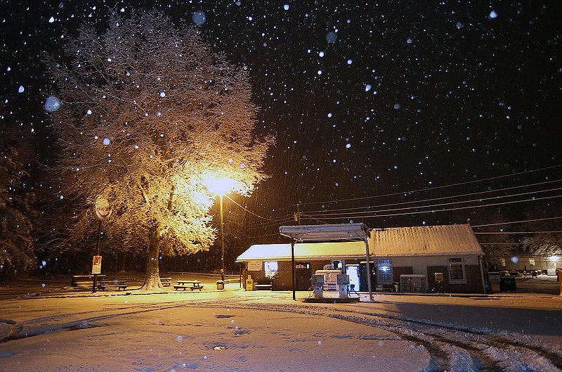 Canyon Center Snow   1.jpg :: for the second day in a row north Alabama Wednesday Feb. 12,  2014 in Fort Payne Ala.  (AP Photo/Hal Yeager)