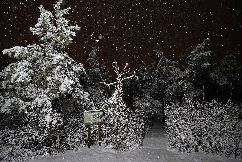 Canyon Center Snow   16.jpg :: for the second day in a row north Alabama Wednesday Feb. 12,  2014 in Fort Payne Ala.  (AP Photo/Hal Yeager)