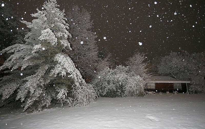 Canyon Center Snow   4.jpg :: for the second day in a row north Alabama Wednesday Feb. 12,  2014 in Fort Payne Ala.  (AP Photo/Hal Yeager)