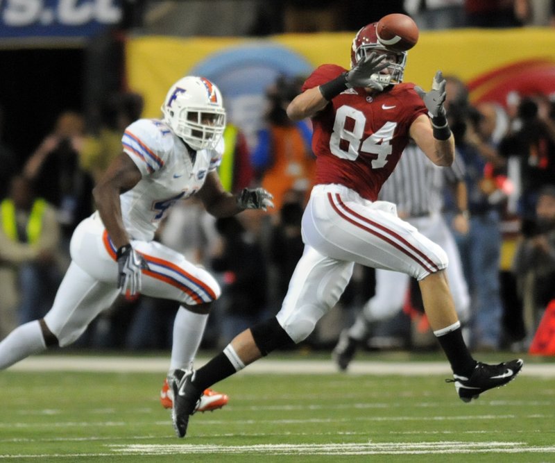 FLORIDA ALABAMA  129.jpg :: Alabama tight end Colin Peek (84) makes a catch as Florida cornerback Wondy Pierre-Louis (4) defends in the first quarter of the SEC Championship Game at the Georgia Dome in Atlanta, Ga., Saturday, Dec. 5, 2009.(The Birmingham News , Hal Yeager)